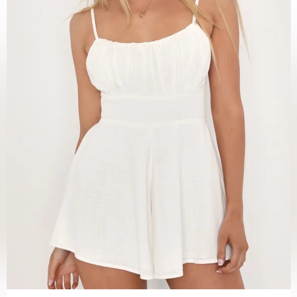 White lulus romper size XL. Does fit on the smaller side however